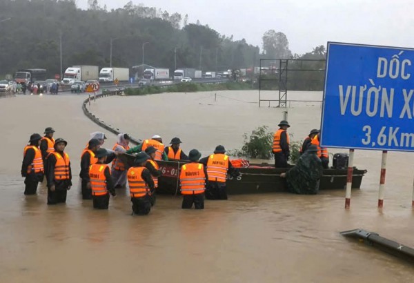 Tìm đường về quê Phú Yên cũ giữa lũ dữ khi máy bay từ TP.HCM hủy chuyến