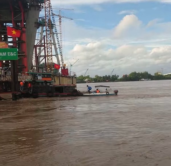 Tìm kiếm công nhân mất tích sau tai nạn sập sàn phụ trợ thi công cầu Mỹ Thuận 2