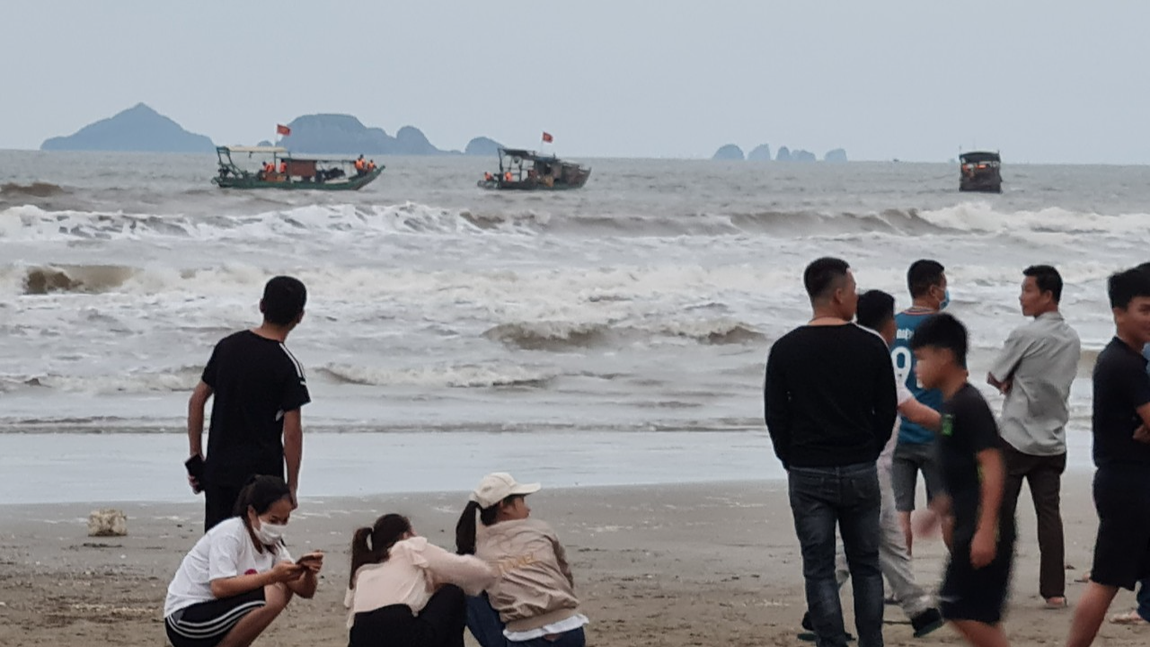 Tìm thấy thi thể 2 anh em đuối nước khi tắm biển ở Thanh Hóa