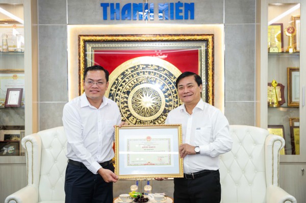 Tỉnh Cà Mau tặng bằng khen Báo Thanh Niên Tỉnh Cà Mau tặng bằng khen Báo Thanh Niên