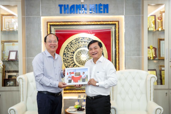 Tỉnh Cà Mau tặng bằng khen Báo Thanh Niên Tỉnh Cà Mau tặng bằng khen Báo Thanh Niên