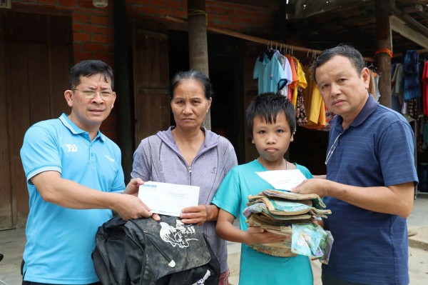 Tình người thắp sáng nơi rốn lũ Tình người thắp sáng nơi rốn lũ