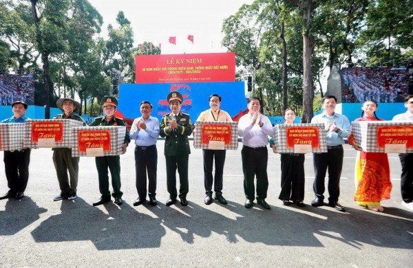 Toàn cảnh buổi tổng duyệt diễu binh, diễu hành ngày 27.4 ở TP.HCM