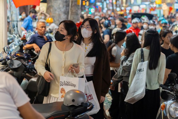 Tối cuối năm, phố thời trang TP.HCM 'vỡ trận' vì người dân sắm tết Tối cuối năm, phố thời trang TP.HCM 'vỡ trận' vì người dân sắm tết