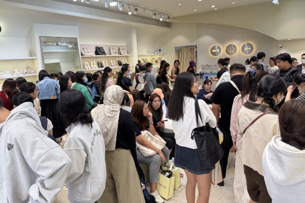 Tối cuối năm, phố thời trang TP.HCM 'vỡ trận' vì người dân sắm tết Tối cuối năm, phố thời trang TP.HCM 'vỡ trận' vì người dân sắm tết