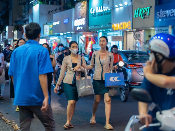 Tối cuối năm, phố thời trang TP.HCM 'vỡ trận' vì người dân sắm tết Tối cuối năm, phố thời trang TP.HCM 'vỡ trận' vì người dân sắm tết