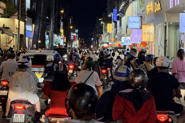 Tối cuối năm, phố thời trang TP.HCM 'vỡ trận' vì người dân sắm tết Tối cuối năm, phố thời trang TP.HCM 'vỡ trận' vì người dân sắm tết