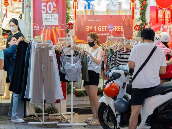 Tối cuối năm, phố thời trang TP.HCM 'vỡ trận' vì người dân sắm tết Tối cuối năm, phố thời trang TP.HCM 'vỡ trận' vì người dân sắm tết