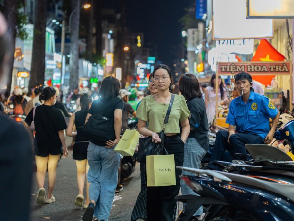 Tối cuối năm, phố thời trang TP.HCM 'vỡ trận' vì người dân sắm tết Tối cuối năm, phố thời trang TP.HCM 'vỡ trận' vì người dân sắm tết