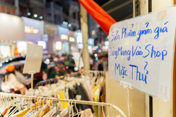 Tối cuối năm, phố thời trang TP.HCM 'vỡ trận' vì người dân sắm tết Tối cuối năm, phố thời trang TP.HCM 'vỡ trận' vì người dân sắm tết