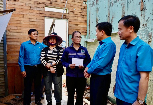 Tổng LĐLĐ Việt Nam phát động ủng hộ đồng bào bị thiệt hại do bão số 10 Tổng LĐLĐ Việt Nam phát động ủng hộ đồng bào bị thiệt hại do bão số 10