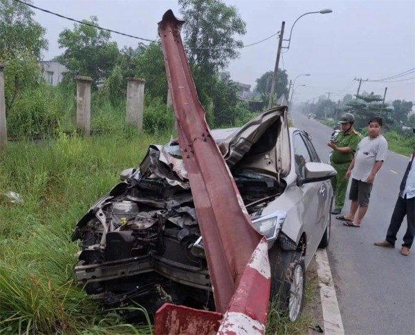 Tông dải taluy, ô tô 4 chỗ biến dạng tài xế thoát nạn kỳ diệu