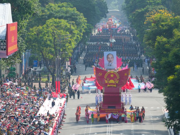 Tổng duyệt diễu binh 30.4 ở TP.HCM nhìn từ Dinh Độc Lập