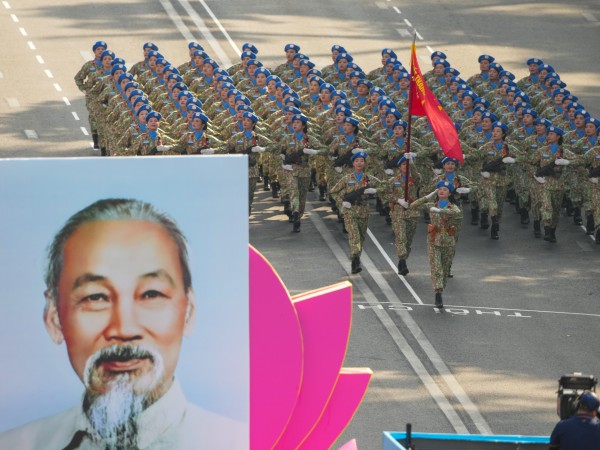 Tổng duyệt diễu binh 30.4 ở TP.HCM nhìn từ Dinh Độc Lập