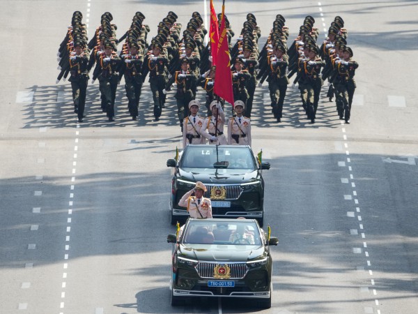 Tổng duyệt diễu binh 30.4 ở TP.HCM nhìn từ Dinh Độc Lập