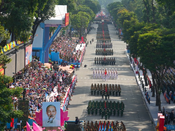 Tổng duyệt diễu binh 30.4 ở TP.HCM nhìn từ Dinh Độc Lập