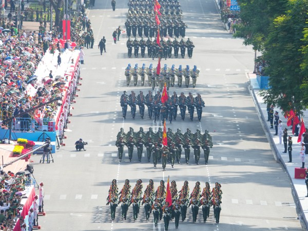 Tổng duyệt diễu binh 30.4 ở TP.HCM nhìn từ Dinh Độc Lập