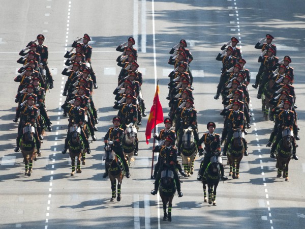 Tổng duyệt diễu binh 30.4 ở TP.HCM nhìn từ Dinh Độc Lập