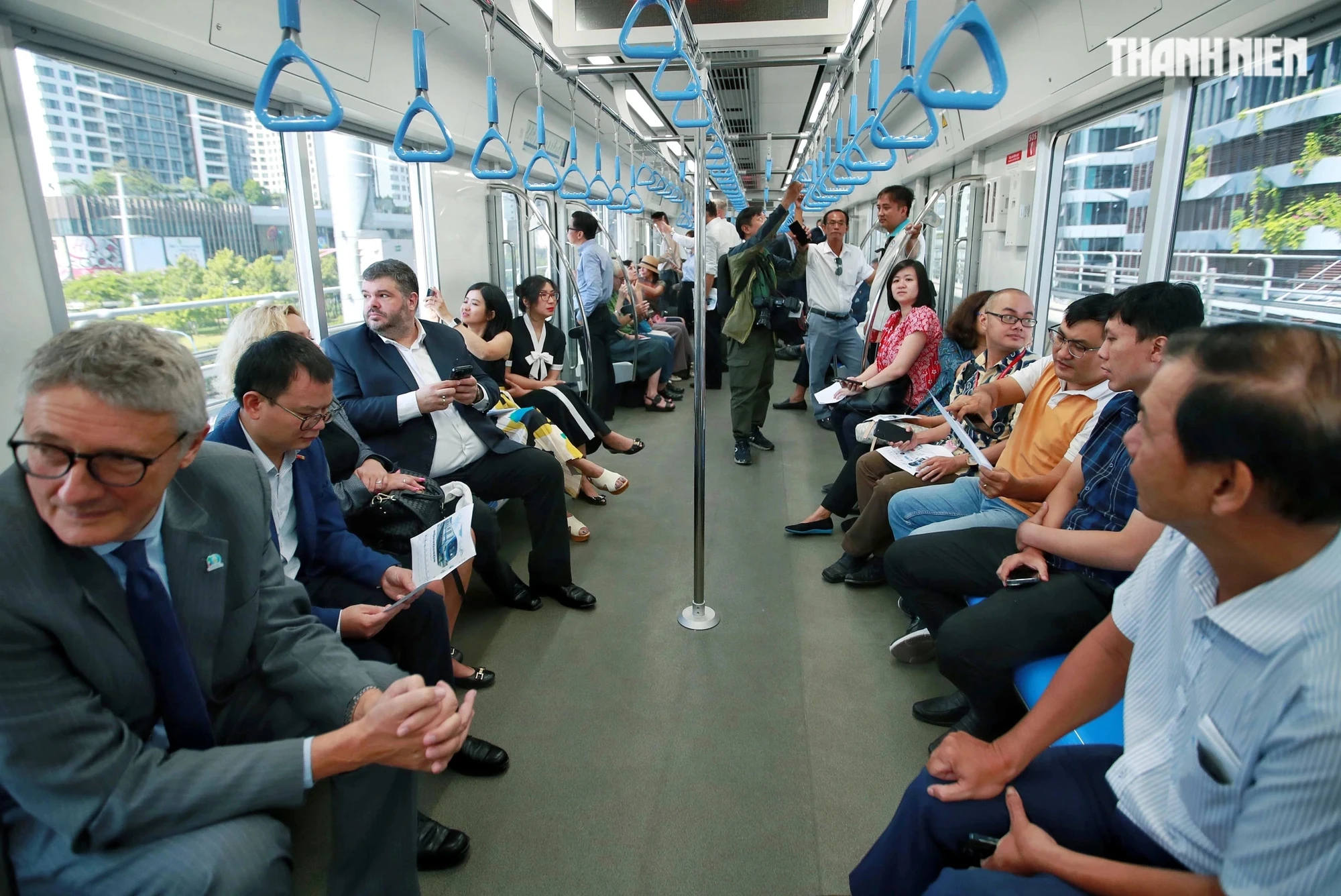 Tổng lãnh sự nhiều nước tại TP.HCM hứng thú trên chuyến tàu metro số 1 chạy thử