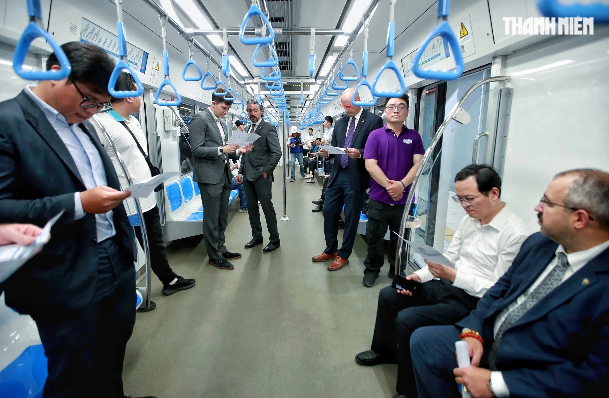 Tổng lãnh sự nhiều nước tại TP.HCM hứng thú trên chuyến tàu metro số 1 chạy thử