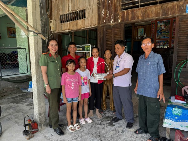 Tông trúng hai rái cá, thanh niên Cà Mau giao nộp cơ quan công an