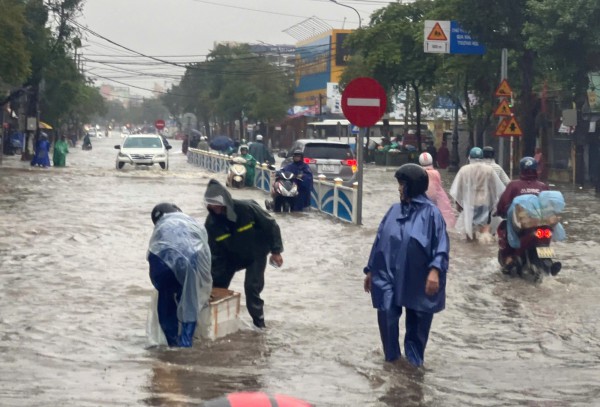 'Trận lụt thứ 3 trong vòng 10 ngày, quá mệt mỏi!'