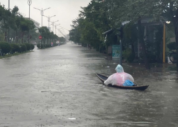 'Trận lụt thứ 3 trong vòng 10 ngày, quá mệt mỏi!'
