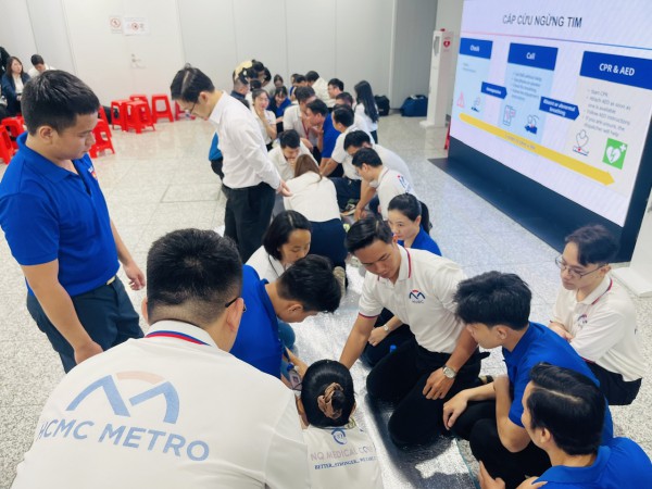 Trang bị máy khử rung tim tự động cấp cứu đột quỵ tại nhà ga metro TP.HCM