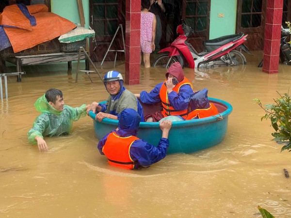 Trắng đêm giúp dân chạy lũ