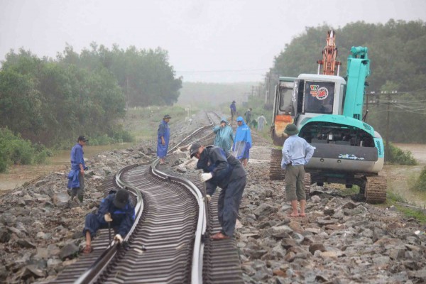 Trắng đêm giúp dân chạy lũ