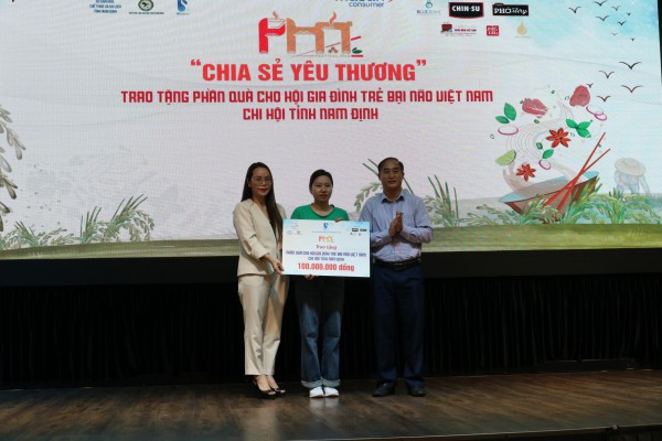 Trao 100 triệu tiền bán vé Festival Phở 2024 cho các gia đình trẻ bại não