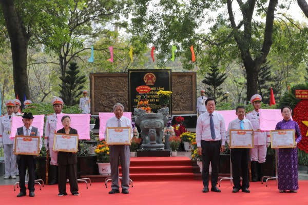 Trao bằng Tổ quốc ghi công đối với 49 liệt sĩ biệt động Sài Gòn - Gia Định Trao bằng Tổ quốc ghi công đối với 49 liệt sĩ biệt động Sài Gòn - Gia Định