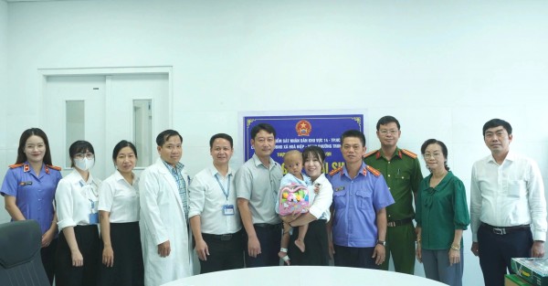 Trao giấy khai sinh cho bé trai 2 tuổi bị bạo hành dã man ở TP.HCM