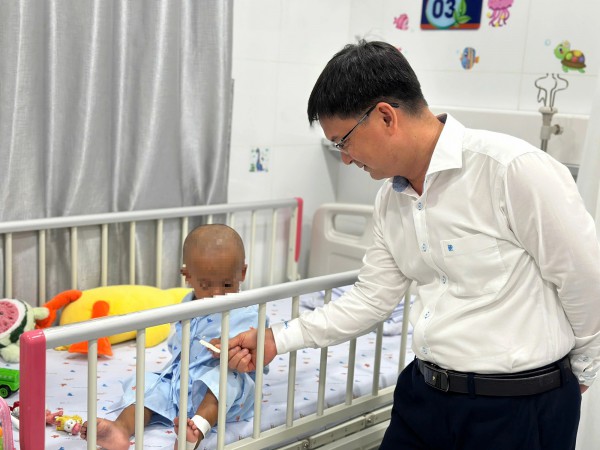 Trao giấy khai sinh cho bé trai 2 tuổi bị bạo hành dã man ở TP.HCM