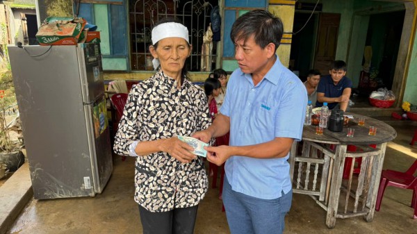 Trao hơn 1 tỉ đồng cho người dân vùng rốn lũ Hòa Thịnh