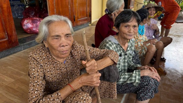 Trao hơn 1 tỉ đồng cho người dân vùng rốn lũ Hòa Thịnh