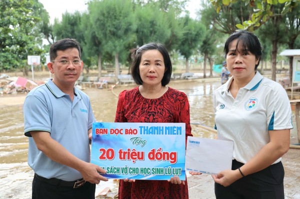 Trao hơn 1 tỉ đồng cho người dân vùng rốn lũ Hòa Thịnh