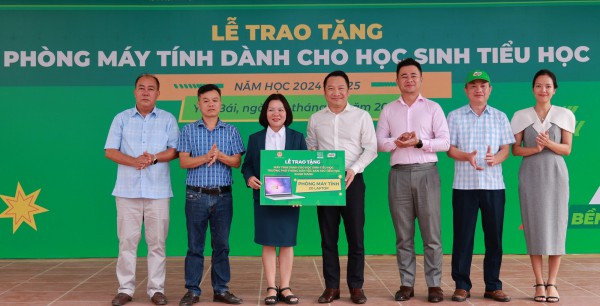 Trao tặng máy tính cho các trường tiểu học vùng cao