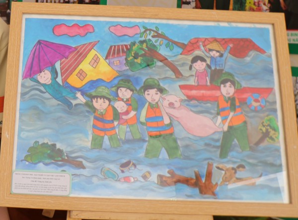 Trẻ em yếu thế kể chuyện Thanh niên xung phong TP.HCM bằng tranh