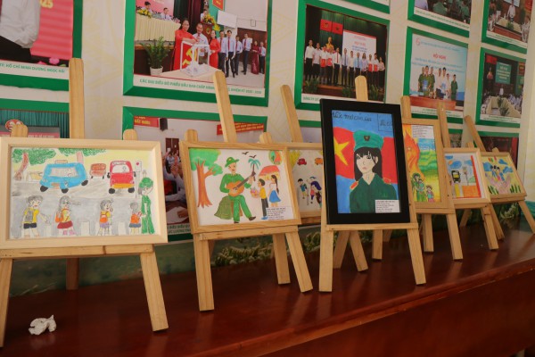 Trẻ em yếu thế kể chuyện Thanh niên xung phong TP.HCM bằng tranh