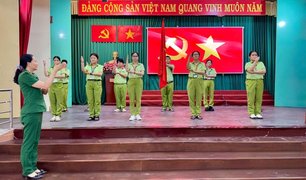 Trẻ em yếu thế kể chuyện Thanh niên xung phong TP.HCM bằng tranh