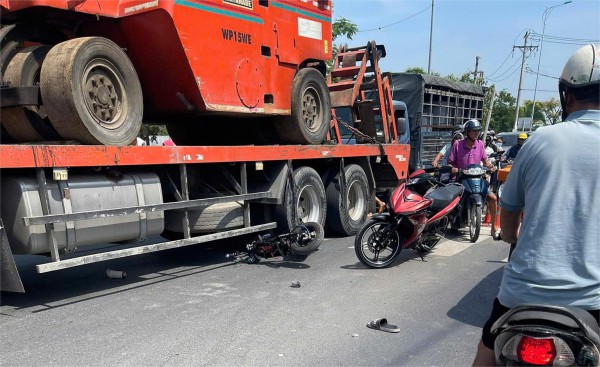 Trên đường đi học về, một học sinh lớp 9 bị xe tải cuốn vào gầm