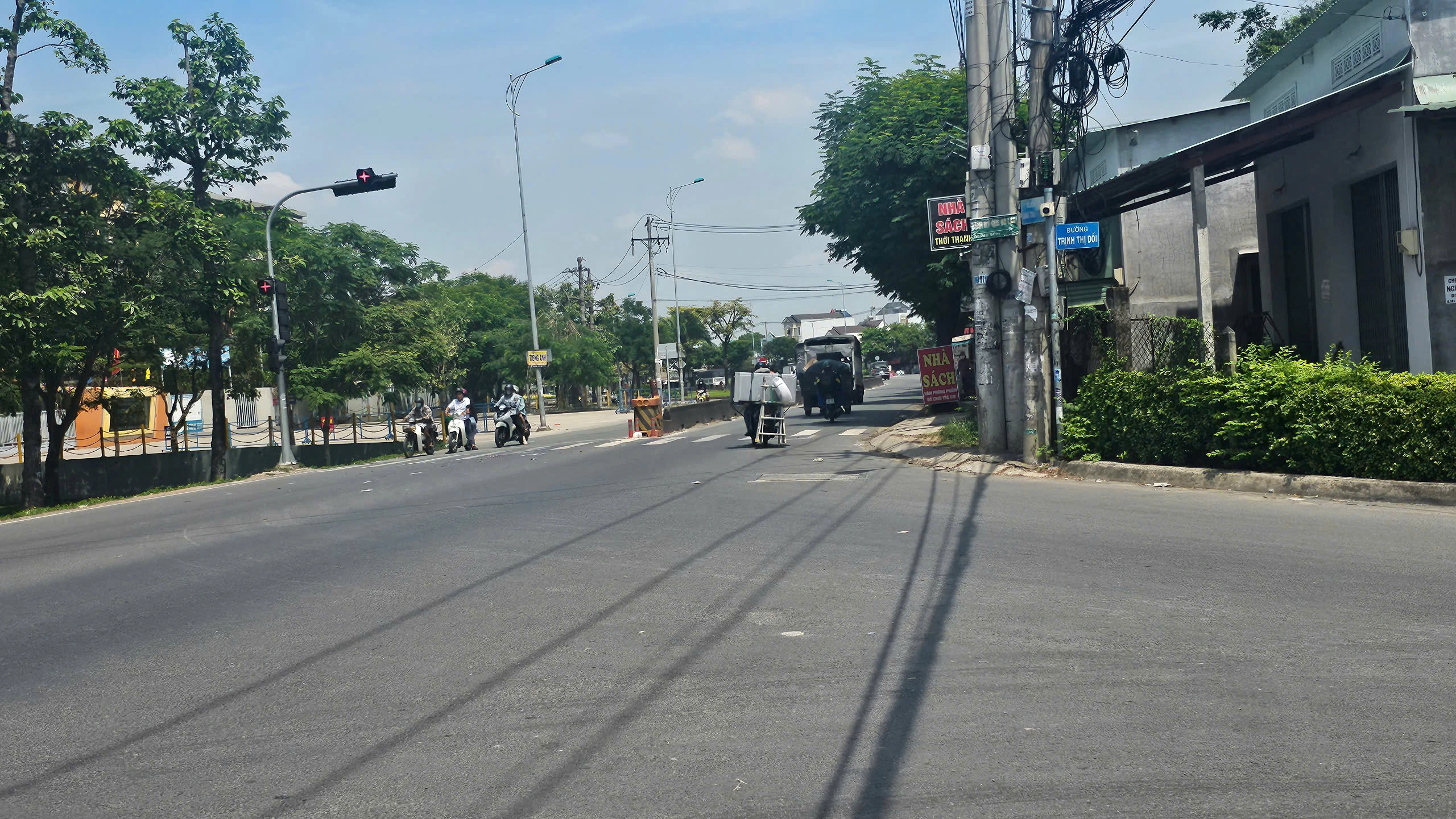 Trên đường đi học về, một học sinh lớp 9 bị xe tải cuốn vào gầm