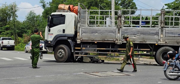 Trên đường đi làm, nữ công nhân ở TP.HCM bị xe tải cuốn vào gầm tử vong Trên đường đi làm, nữ công nhân ở TP.HCM bị xe tải cuốn vào gầm tử vong