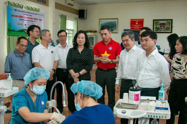 Triển khai chăm sóc răng miệng cho học sinh và người cao tuổi tại Côn Đảo