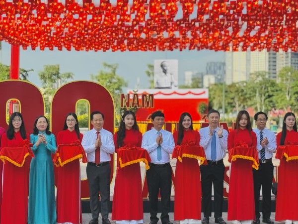 Triển lãm '80 năm - dấu ấn vàng son' ở công viên bờ sông Sài Gòn Triển lãm '80 năm - dấu ấn vàng son' ở công viên bờ sông Sài Gòn