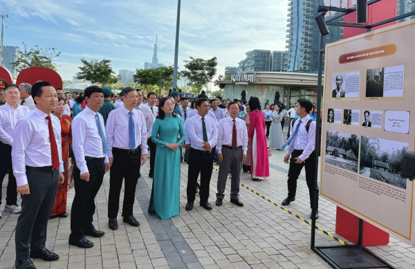 Triển lãm '80 năm - dấu ấn vàng son' ở công viên bờ sông Sài Gòn Triển lãm '80 năm - dấu ấn vàng son' ở công viên bờ sông Sài Gòn