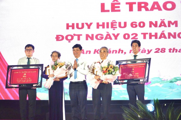 Triển lãm '80 năm - dấu ấn vàng son' ở công viên bờ sông Sài Gòn Triển lãm '80 năm - dấu ấn vàng son' ở công viên bờ sông Sài Gòn