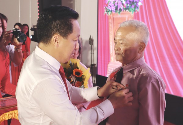 Triển lãm '80 năm - dấu ấn vàng son' ở công viên bờ sông Sài Gòn Triển lãm '80 năm - dấu ấn vàng son' ở công viên bờ sông Sài Gòn