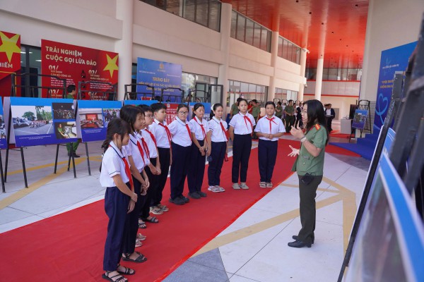 Triển lãm ảnh về phòng chống mua bán người tại Khánh Hòa